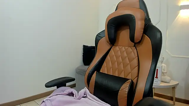 Lizzie Williams  online show from 01.17.26