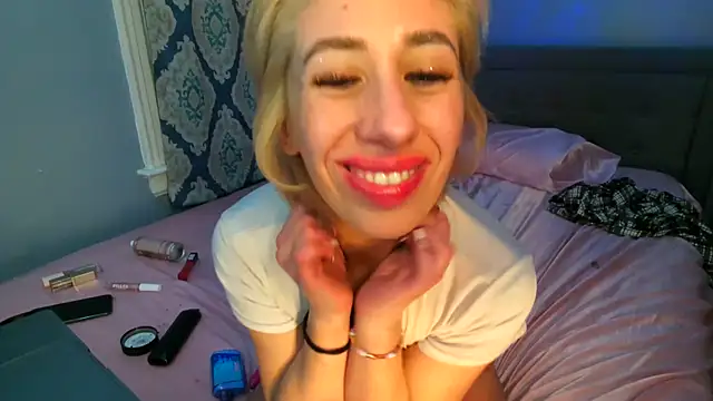 Snapshot of petitebarbiexxx chatting on 03.20.25 petitebarbiexxx online show from 03.20.25