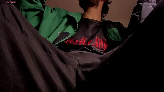 Snapshot of s_sven03 chatting on 04.11.26 s sven03 online show from 04.11.26