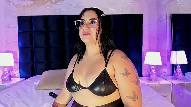 Snapshot of sabrinamilani chatting on 09.30.25 sabrinamilani online show from 09.30.25