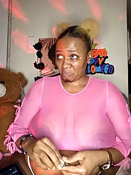 Snapshot of CocoBootyyy chatting on 10.29.25 CocoBootyyy online show from 10.29.25