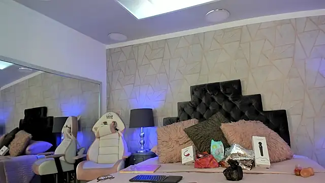 Snapshot of emily_parkerr chatting on 02.10.25 emily parkerr online show from 02.10.25