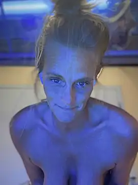 Snapshot of vixendoll87 chatting on 02.24.25 vixendoll87 online show from 02.24.25