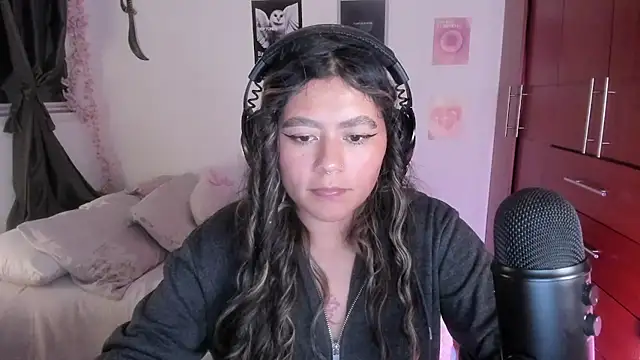 StephaniFox online show from 12.18.25