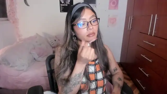 Snapshot of StephaniFox chatting on 01.19.26 StephaniFox online show from 01.19.26