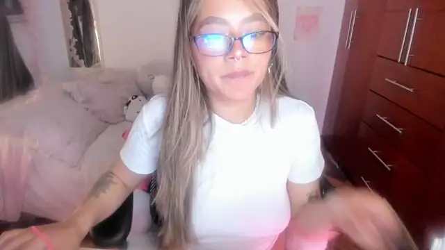 Snapshot of StephaniFox chatting on 02.13.26 StephaniFox online show from 02.13.26