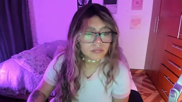 Snapshot of StephaniFox chatting on 04.16.26 StephaniFox online show from 04.16.26