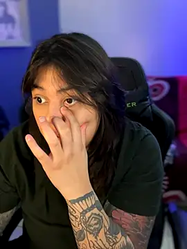 Snapshot of miacanela_xo chatting on 12.22.25 miacanela xo online show from 12.22.25