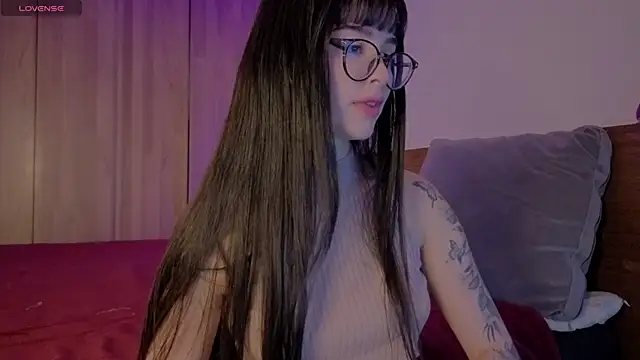 Snapshot of Roxxy_mora chatting on 06.25.26 Roxxy mora online show from 06.25.26