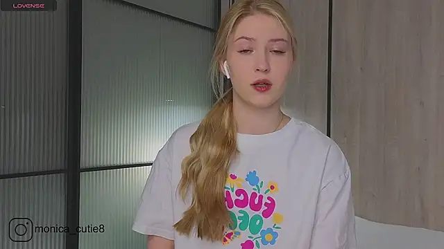 Monikacutie online show from 02.28.25