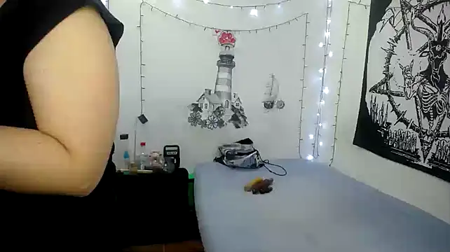 Snapshot of lili_peach chatting on 01.22.25 lili peach online show from 01.22.25