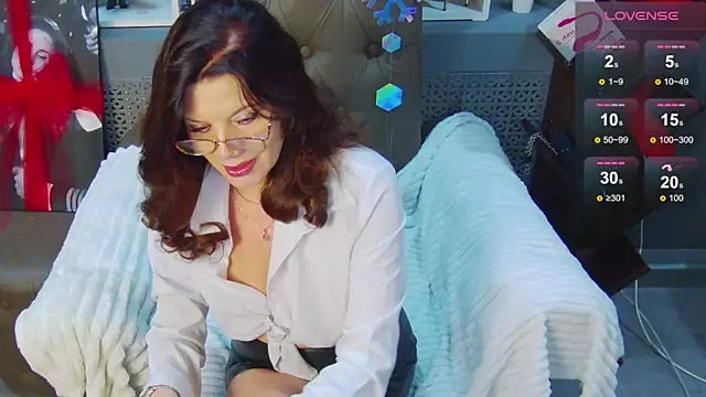 Snapshot of LucyBelli chatting on 12.20.25 LucyBelli online show from 12.20.25