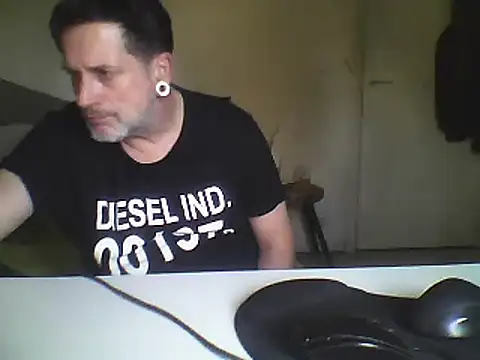 Snapshot of oopsxx chatting on 02.18.25 oopsxx online show from 02.18.25