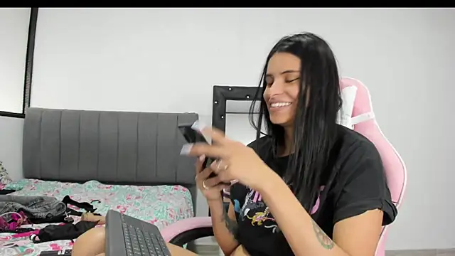 Snapshot of _elektrah chatting on 02.16.25  elektrah online show from 02.16.25