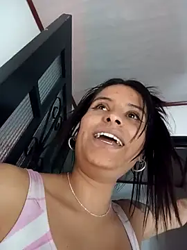 Snapshot of _elektrah chatting on 10.04.25  elektrah online show from 10.04.25