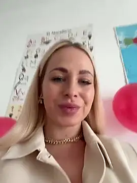 streetdoll online show from 02.12.25