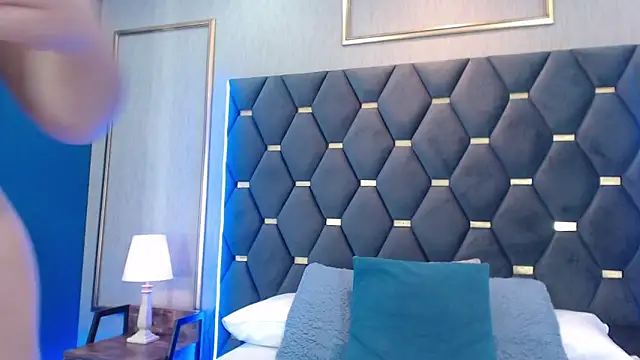 ThaniaJones online show from 12.03.25