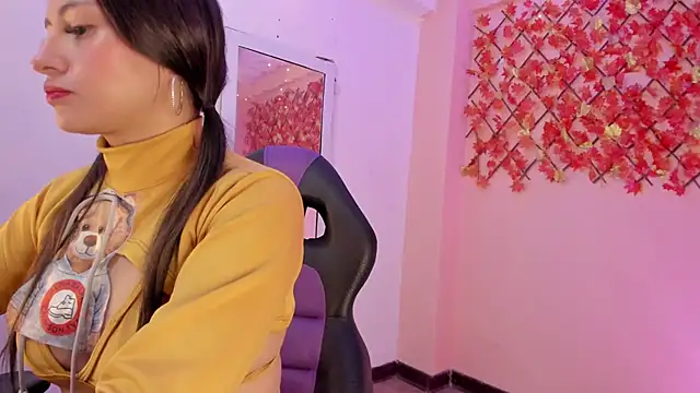 Snapshot of Sweet_Candies chatting on 02.04.25 Sweet Candies online show from 02.04.25