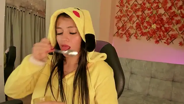 Snapshot of Sweet_Candies chatting on 03.08.25 Sweet Candies online show from 03.08.25