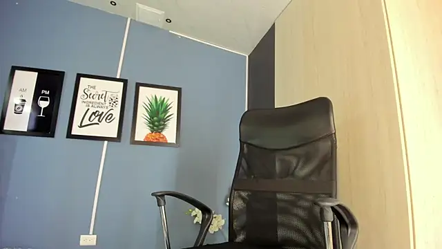 Snapshot of PaulinaDuarte chatting on 04.23.26 PaulinaDuarte online show from 04.23.26