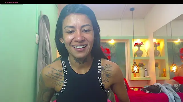 Snapshot of lorenapinto chatting on 05.25.26 lorenapinto online show from 05.25.26