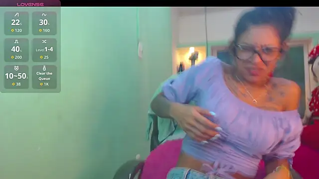 Snapshot of lorenapinto chatting on 05.30.26 lorenapinto online show from 05.30.26