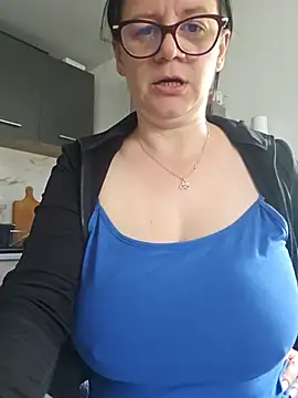 Snapshot of KristenVega chatting on 05.19.26 KristenVega online show from 05.19.26