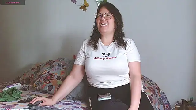 Snapshot of honeyhot_paty chatting on 01.04.25 honeyhot paty online show from 01.04.25