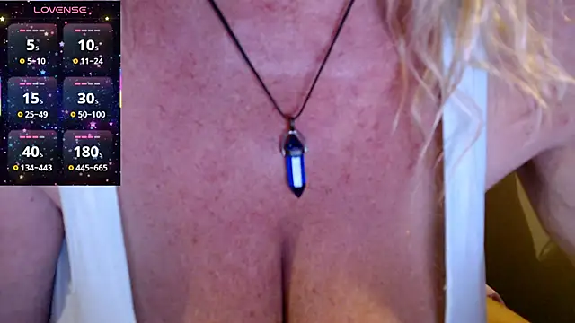 Snapshot of JennaDeluxe chatting on 10.02.25 JennaDeluxe online show from 10.02.25