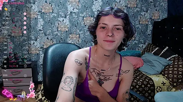 Snapshot of pretty_cristal69 chatting on 04.21.26 pretty cristal69 online show from 04.21.26