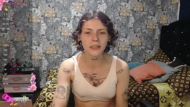 Snapshot of pretty_cristal69 chatting on 04.25.26 pretty cristal69 online show from 04.25.26
