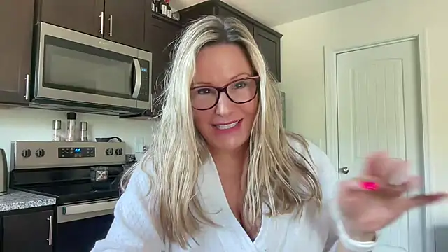 Snapshot of Milf_Goddess chatting on 10.26.25 Milf Goddess online show from 10.26.25