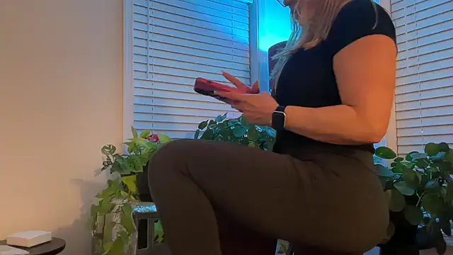 Snapshot of Milf_Goddess chatting on 12.17.25 Milf Goddess online show from 12.17.25