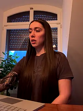 Snapshot of emiliasommer chatting on 11.28.25 emiliasommer online show from 11.28.25