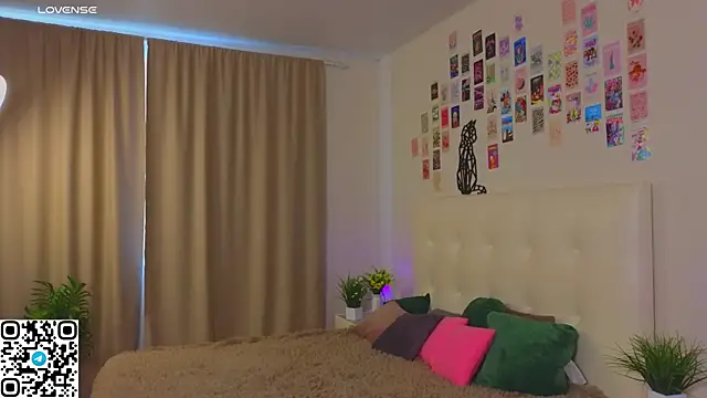 oliviabr0wn0 online show from 10.18.25