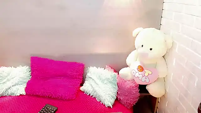 Daniela Pink  online show from 10.31.25