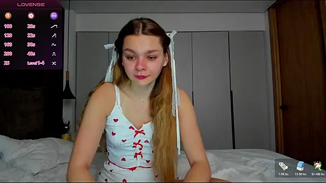 Snapshot of Molly_sweetie chatting on 02.22.26 Molly sweetie online show from 02.22.26