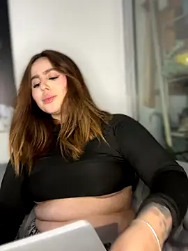 Snapshot of ValerieHilton chatting on 10.19.25 ValerieHilton online show from 10.19.25