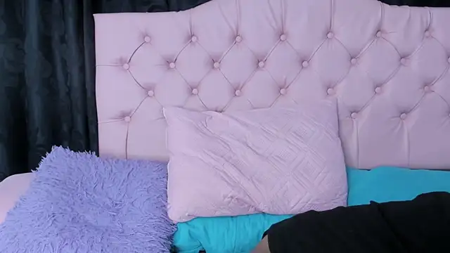 Snapshot of Applehot_LRR chatting on 02.08.25 Applehot LRR online show from 02.08.25