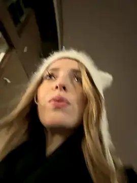 LoraaDoll online show from 11.21.25