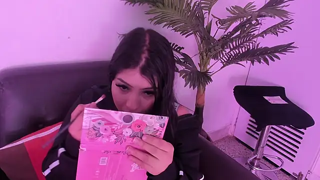 Snapshot of Miia_Thompsonn chatting on 03.19.25 Miia Thompsonn online show from 03.19.25