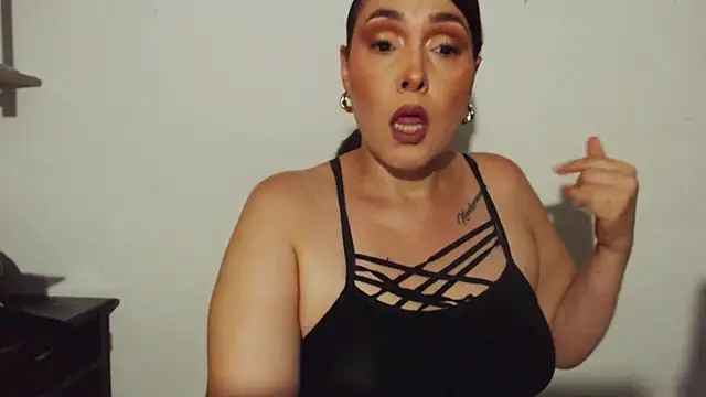 Snapshot of Miss_Agatha chatting on 10.28.25 Miss Agatha online show from 10.28.25