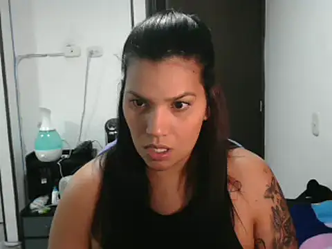 Snapshot of CarolinaRincon chatting on 03.05.25 CarolinaRincon online show from 03.05.25