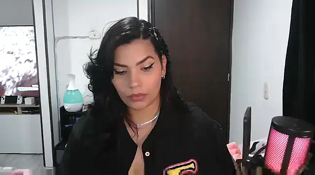 Snapshot of CarolinaRincon chatting on 03.18.25 CarolinaRincon online show from 03.18.25