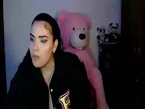 Snapshot of CarolinaRincon chatting on 11.18.25 CarolinaRincon online show from 11.18.25