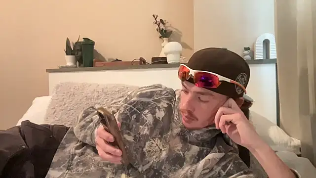 Snapshot of younghungginger chatting on 12.01.24 younghungginger online show from 12.01.24