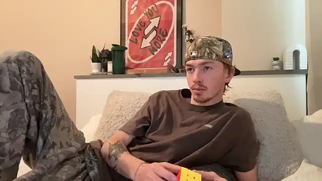 Snapshot of younghungginger chatting on 12.15.24 younghungginger online show from 12.15.24