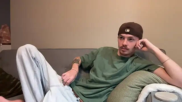 Snapshot of younghungginger chatting on 11.14.25 younghungginger online show from 11.14.25