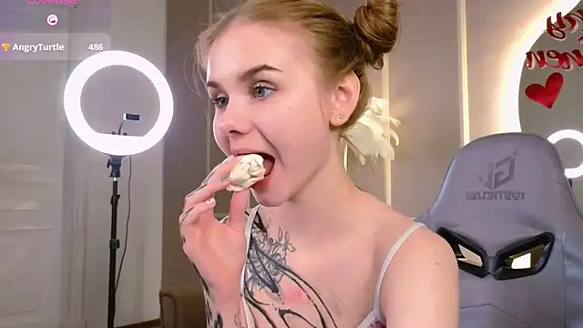 Britney Lynch online show from 02.16.25