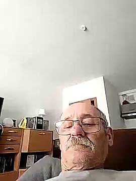 Snapshot of oleg049 chatting on 06.10.26 oleg049 online show from 06.10.26